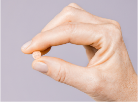 Hand som håller en tablett